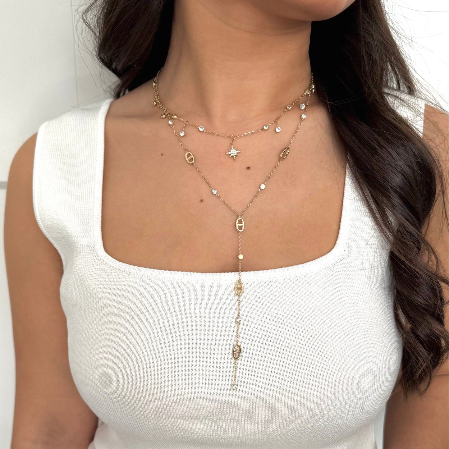 Composition collier ras de coup et collier y